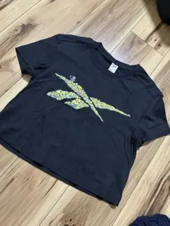 Reebok ミニオンプリント クロップドTシャツ 黒