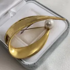 【47】パール付きゴールドトーンブローチ　シンプル　ヴィンテージ