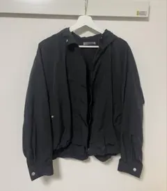フード付きブラックジャケット
