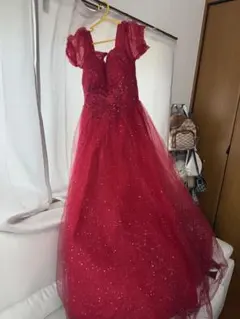 赤いフリル付きロングドレス