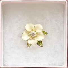 ピンバッジ　白い花　アイボリー　ゴールド　ハレの日　母の日　お祝　簡易ラッピング