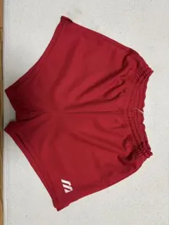 赤いショートパンツ Mのロゴ付き