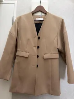 AKIRANAKA ノーカラージャケット ベージュのサムネイル