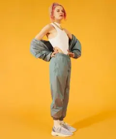 アディダスオリジナルス　イリディセント　トラックパンツ ジャージーパンツ