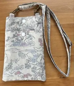 ハンドメイド　スマホショルダーバッグ　白大島紬　着物リメイク　絹