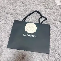 CHANEL ショップ袋 黒 花のロゴ付き