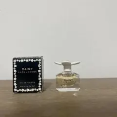 ほぼ新品MARC JACOBS DAISY オードトワレ ミニボトルのサムネイル