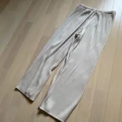 ユニクロ　プリーツパンツ　ベージュ