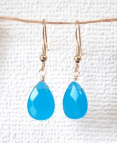 アクアブルージェイドの天然石一粒ピアス　しずく