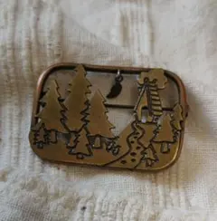 アンティーク風ブローチ 森と小屋のデザイン 昭和レトロ