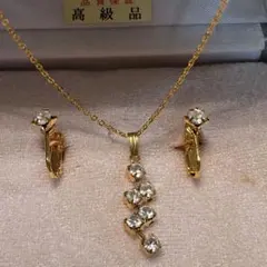 ゴールドメッキ　ペンダント　イヤリングセット