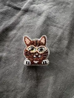 猫デザイン ビーズ刺繍 ブローチ　キジトラ猫