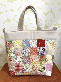パッチワークキルトの花柄トートバッグ　赤系　ハンドメイド