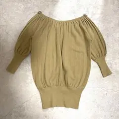 セシルマクビー バルーン袖ニットウール混 ベージュ　肩あきデザイン