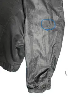 999999グレー ナイロンジャケット 袖に穴あり