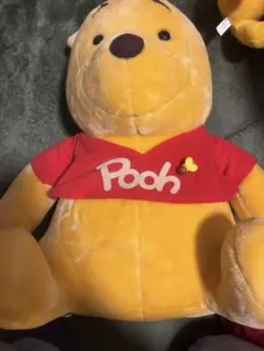 ディズニー　プーさん 大きめぬいぐるみ 赤シャツ
