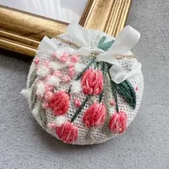 ハンドメイド　刺繍ブローチ　チューリップ　リボンスワッグ　くるみボタン　白