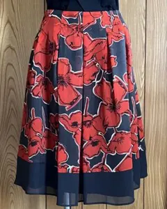 エムズグレーシー 40 赤と黒の花柄ソフトプリーツスカート