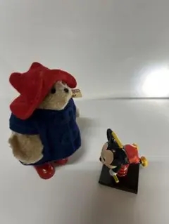 赤い帽子、長靴のパディントンのぬいぐるみとミッキーマウスのゆらゆら遊具