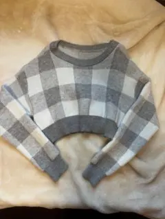 グレーとホワイトのチェック柄ニット