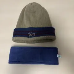ニット帽とマフラー　スキー用品　防寒具