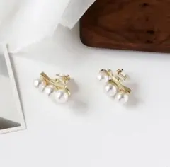 3連パール風イヤリング　イヤークリップ　ゴールド　B級品