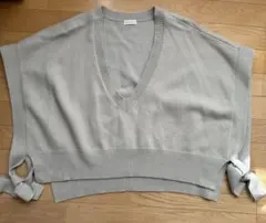 リボン付きグレーVネックニットベスト