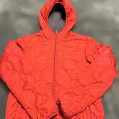 ユニクロ　赤 フード付き キルティングジャケット