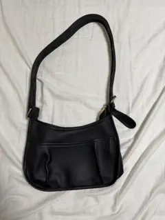 ブラック ショルダーバッグ ゴールドジッパー