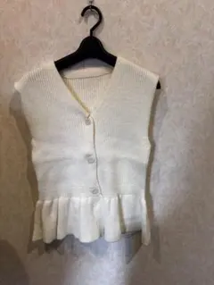 ペプラム　ニットベスト　アイボリー