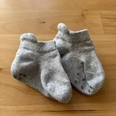 グレーの滑り止め付きベビー靴下