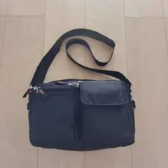 ショルダーバック 黒 ナイロン 軽量 多収納