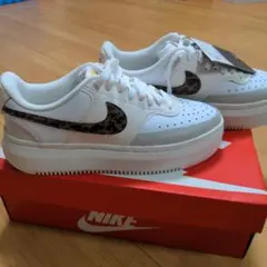 NIKE☆ナイキ　スニーカー　ウィメンズ25.5㌢のサムネイル