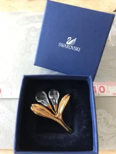 美品 Swarovski スワロフスキー 花 ブローチ　ゴールド　ストーン