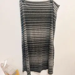 グレーとブラックのストライプタイトスカート