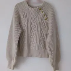 vis 【洗える】メタル釦ケーブルニット