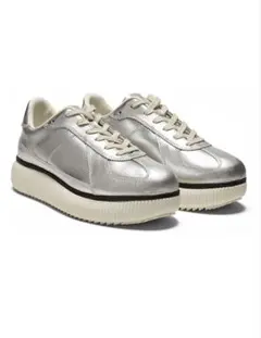 シルバー スニーカー