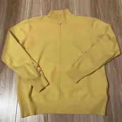 【美品】Piacere イエロー ハイネックセーター　パールのサムネイル