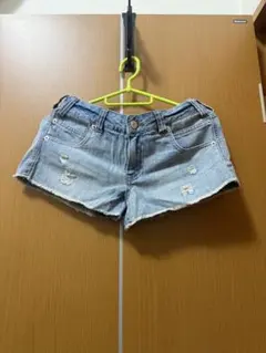 薄いデニム ダメージ加工 ショートパンツ