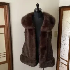 ブラウンファー ノーカラー ベスト