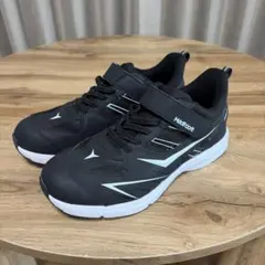 極美品/MAD FOOTマッドフット軽量スニーカー幅広(23.0cm)BLACKのサムネイル