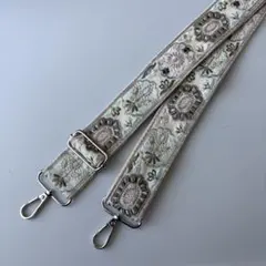 ハンドメイド　インド刺繍リボン　スマホショルダーストラップ　ホワイト×ブルー