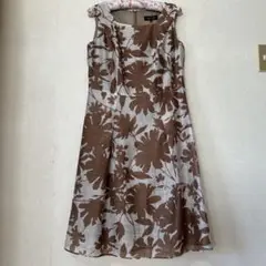 ランバンワンピース。大小の花の模様が入った華やかな服。日本製品。