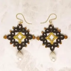 天然石とレース　スクエアモチーフのピアス・イヤリング　ヘソナイトガーネット