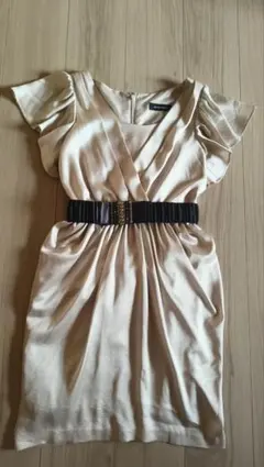 ベージュ フリル袖 ひざ丈ワンピース