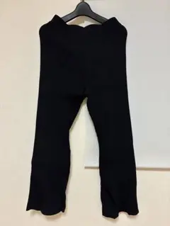リブ編み フレア裾 黒パンツ