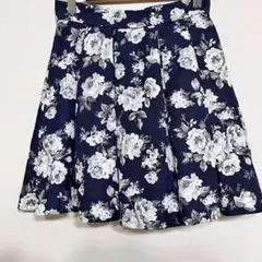 【M】INGNI イング　レディース　スカート　花柄　おしゃれ　かっこいい　美品のサムネイル