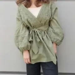 Kastane カスタネ 刺繍 Vネックブラウス キャメル色のサムネイル