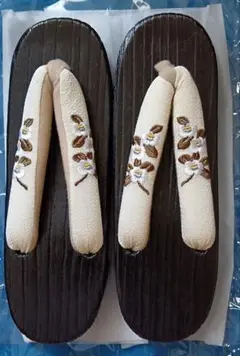 新品未使用　黒桐下駄 ②　ウタタネ　utatane　鼻緒花柄刺繍