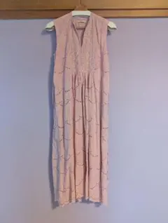ピンク 刺繍 ノースリーブ ミモレ丈ワンピース